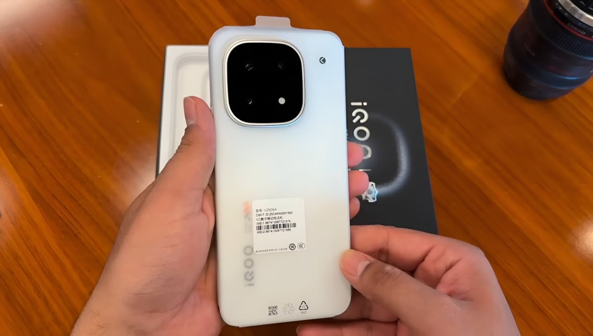 iQOO 15 का आगमन: वो फ्लैगशिप जो बाकी सबको फीका कर देगा Snapdragon 8 Elite Gen 5 और 7000mAh पावर से भरा राक्षस