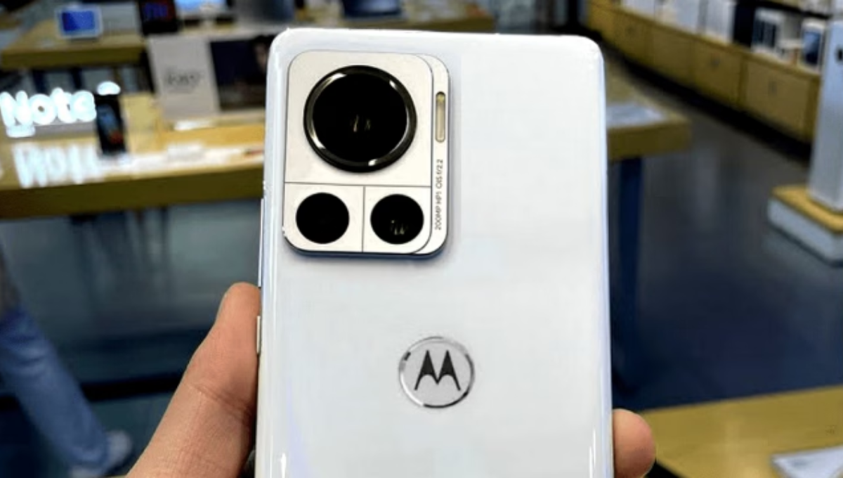 कैमरा Quality ने सबको किया Shock Motorola New Smart Phone में 300MP Sensor DSLR भी हुआ फेल