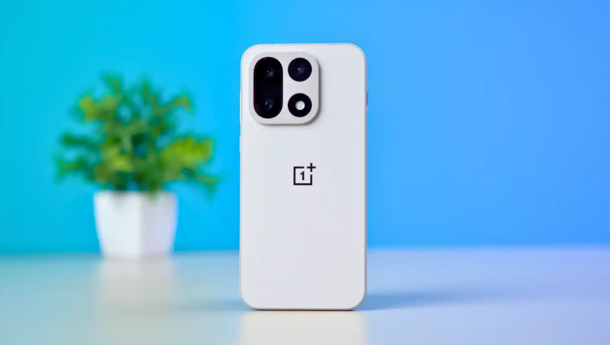 Realme GT 8 Pro vs OnePlus 15 दोनों में कौन बेहतरीन है इसके Features, कैमरा, battery, RAM, Storage ये सब जानकर ही निर्णय करना