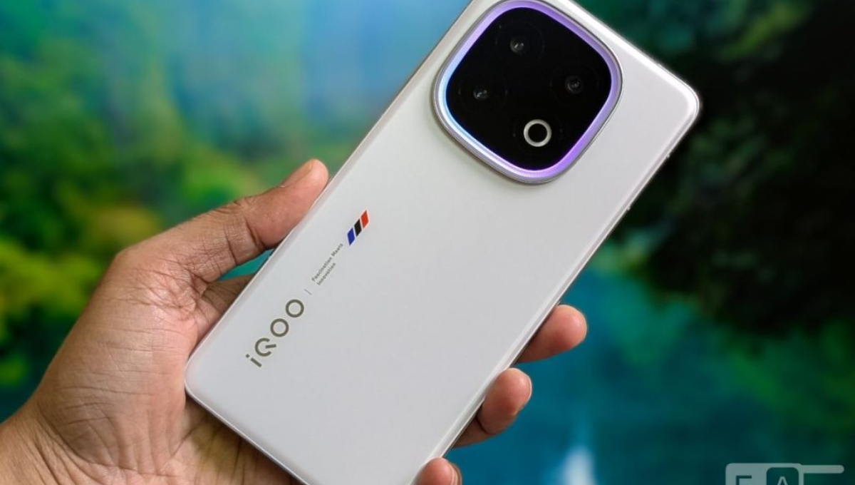 लॉन्च से पहले iQOO 15 का धमाका कीमत लीक होते ही OnePlus 15 की टेंशन बढ़ी